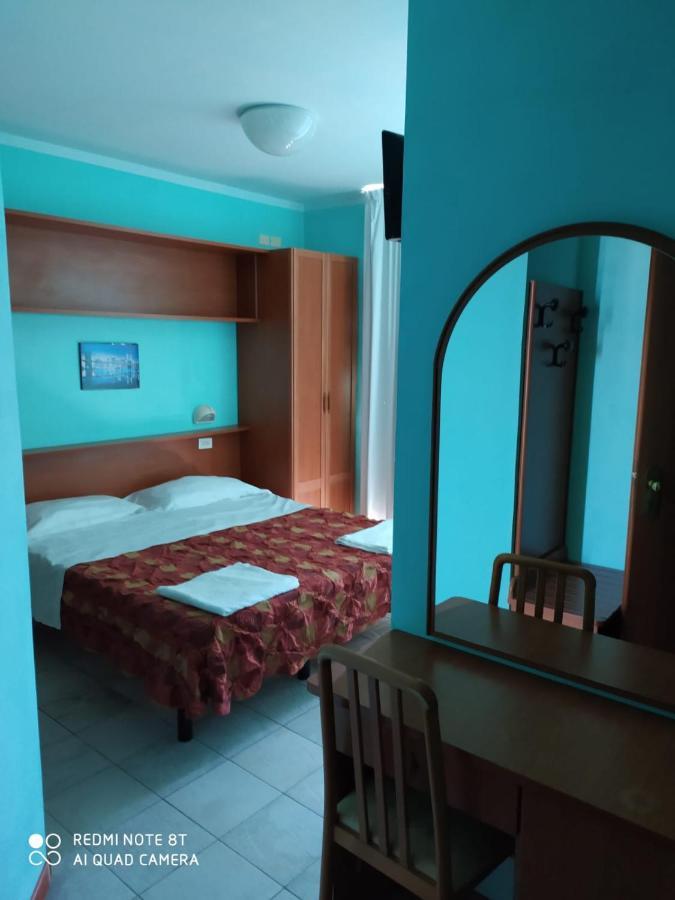 Hotel Blue Moon Rimini Exterior foto