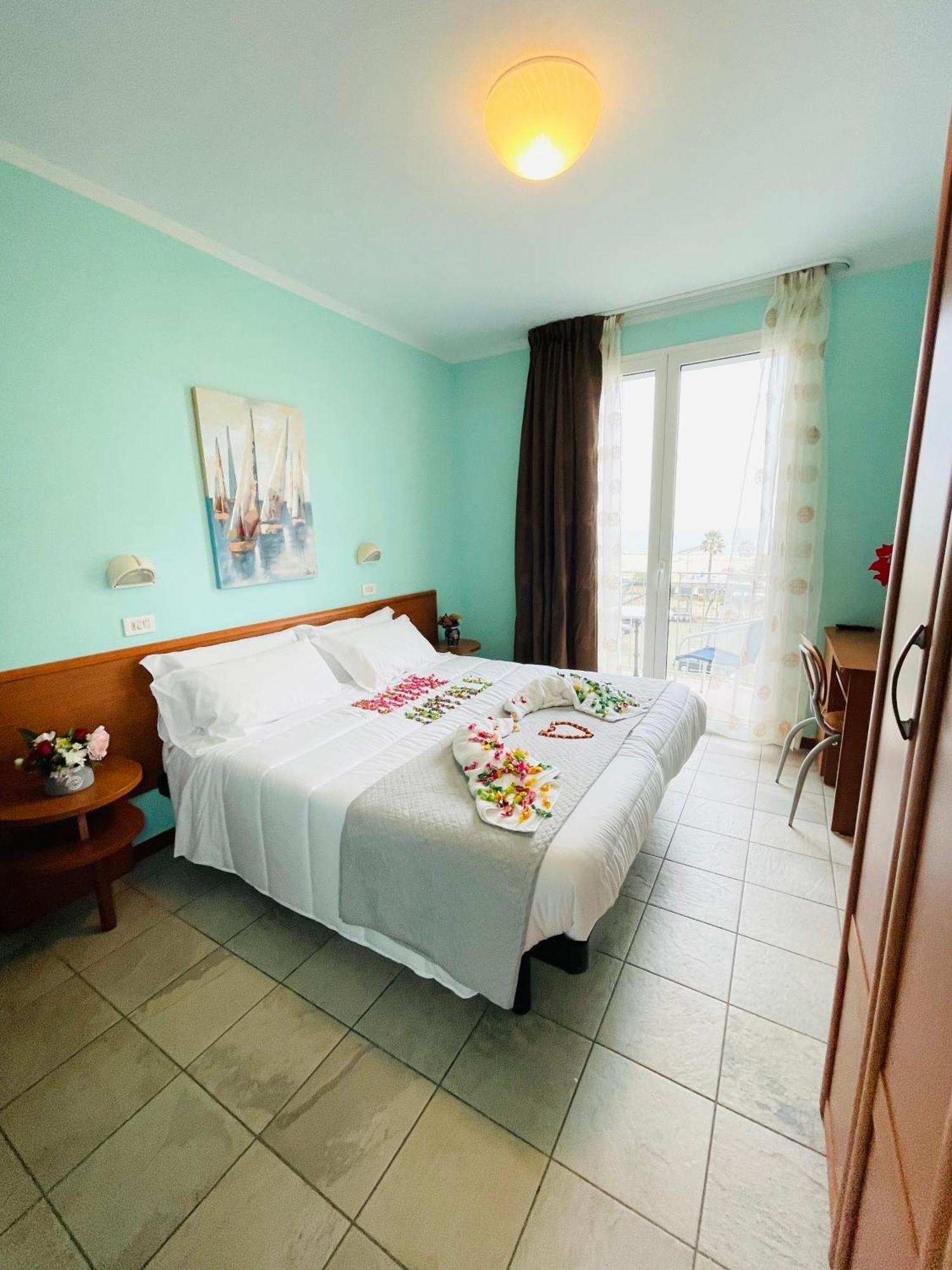 Hotel Blue Moon Rimini Exterior foto