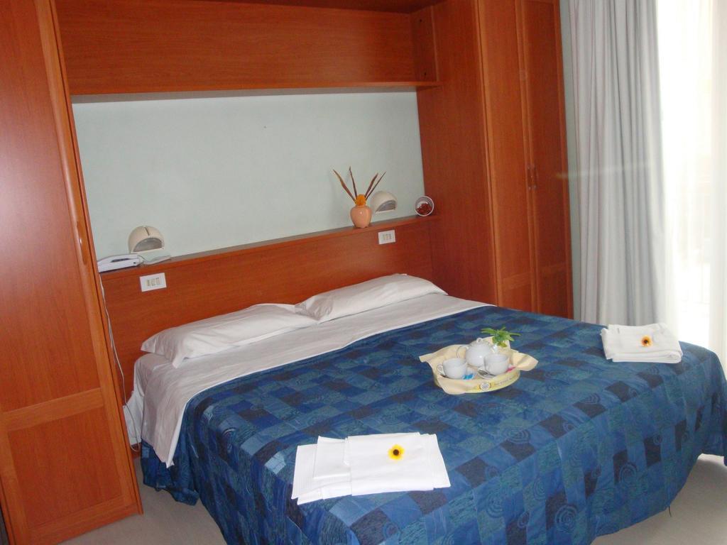 Hotel Blue Moon Rimini Exterior foto