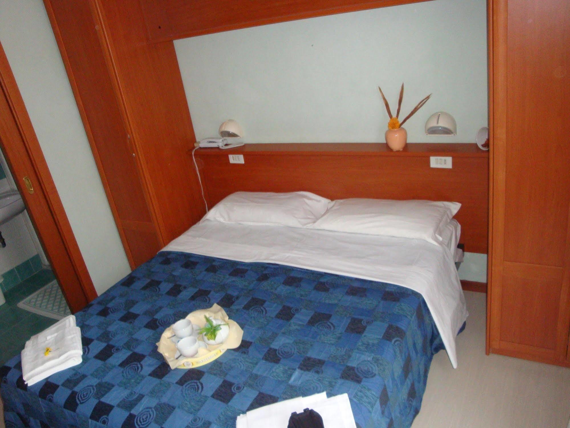 Hotel Blue Moon Rimini Exterior foto