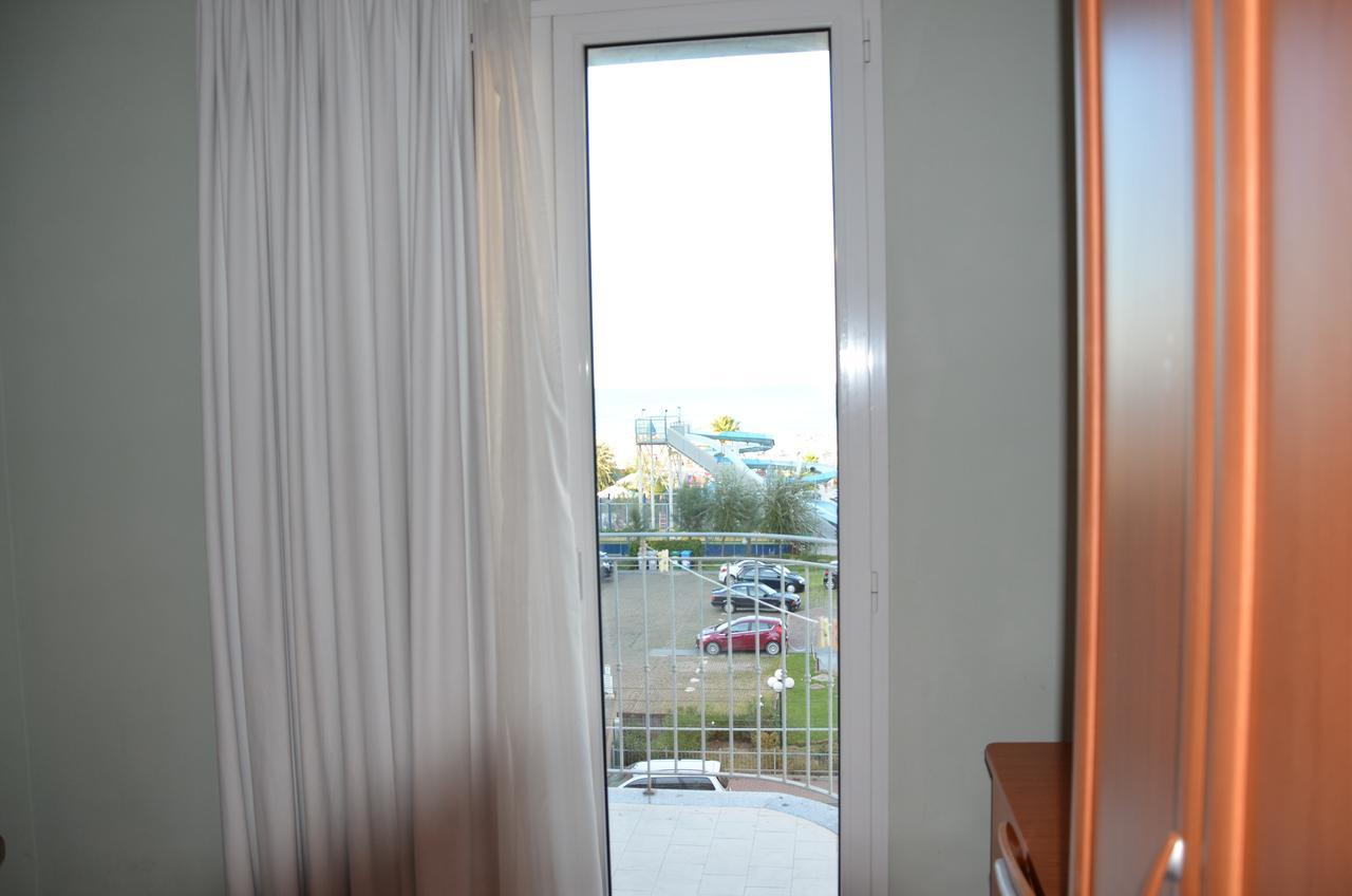 Hotel Blue Moon Rimini Exterior foto